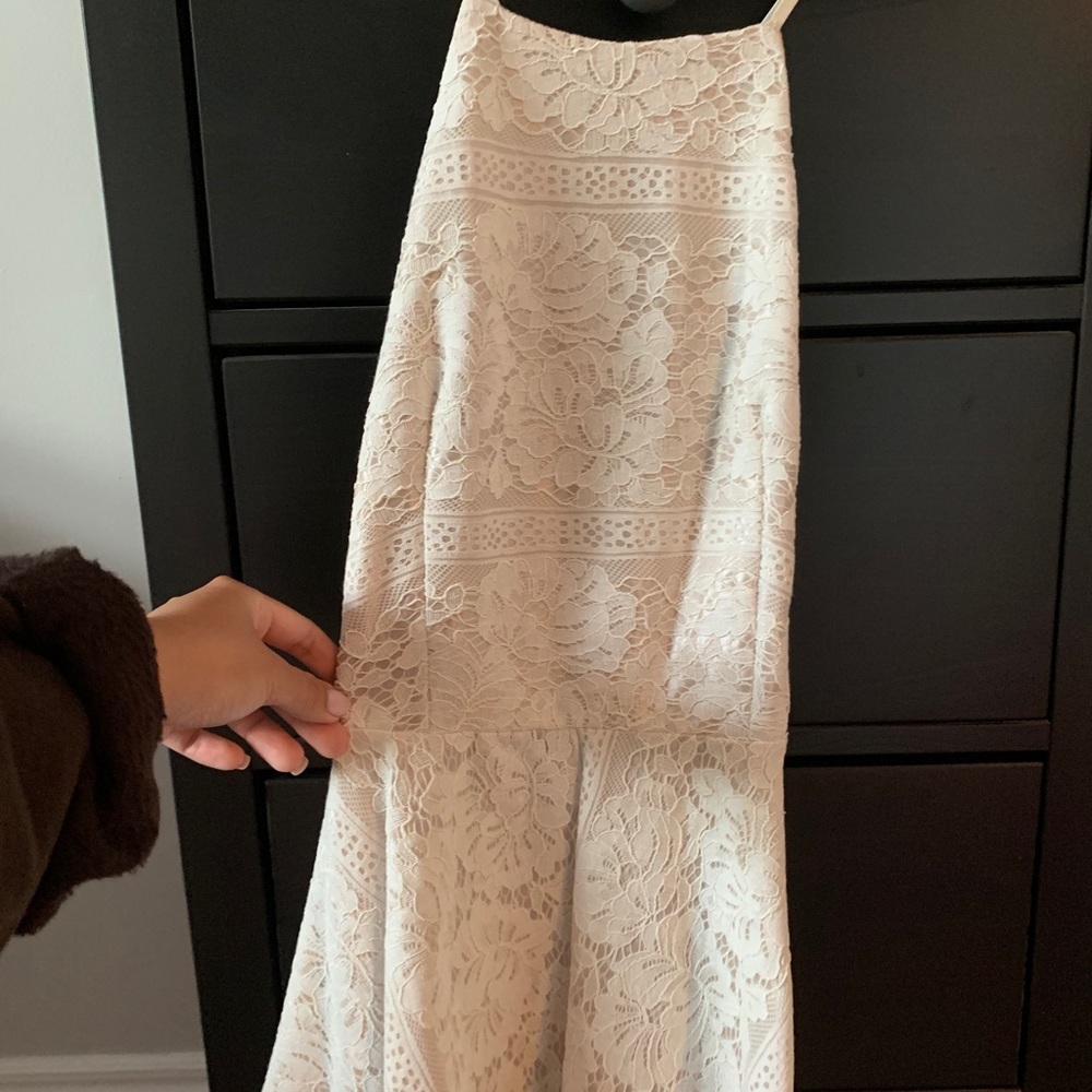 Fit and flat lace dress